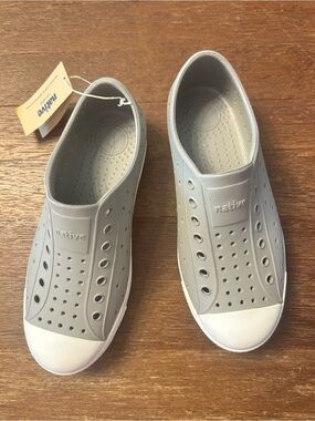 Native Jefferson Shoes Kids J2 Shell White Gray Waterproof Slip-On NWT